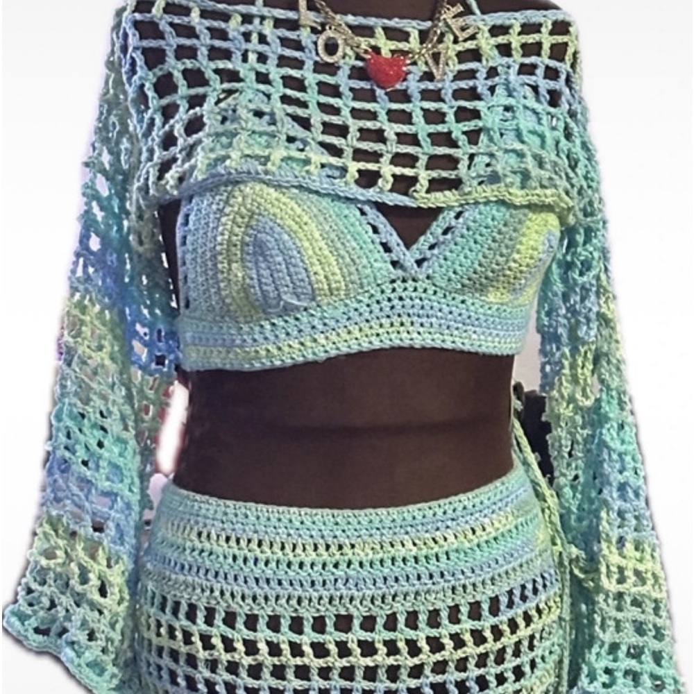 5 pieces. First picture is better description of color